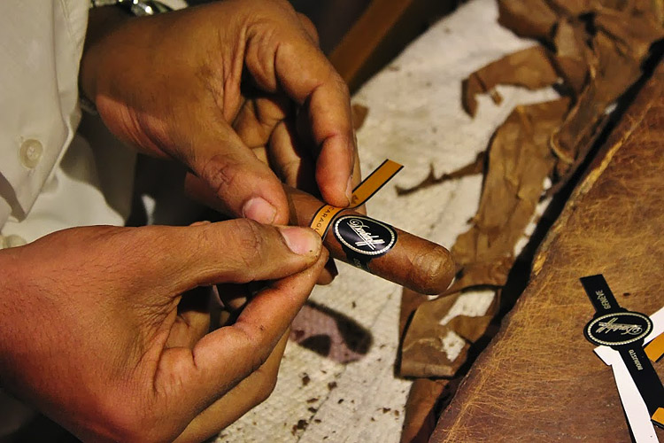 Мастер-класс по скрутке сигар Davidoff Nicaragua Robusto | Антон Островский