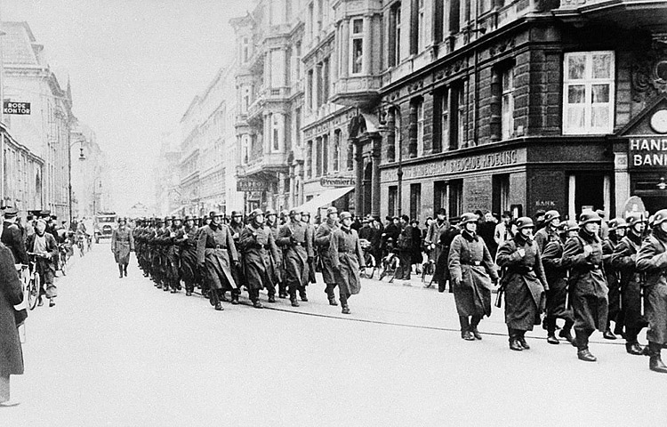 Немецкие войска проходят парадом по Копенгагену, Дания, во время празднования дня рождения Гитлера, 20 апреля 1940 года. (AP Photo)